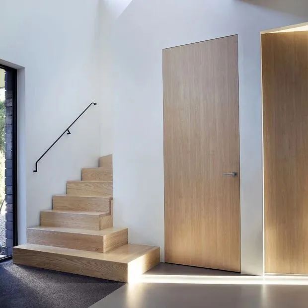 Puerta enrasada junto a una escalera