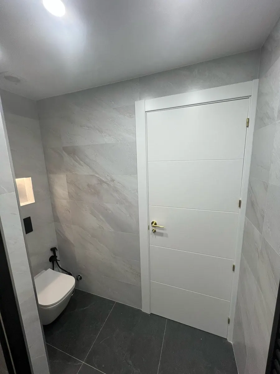Trabajo realizado por Karpintec: puertas lacadas en blanco