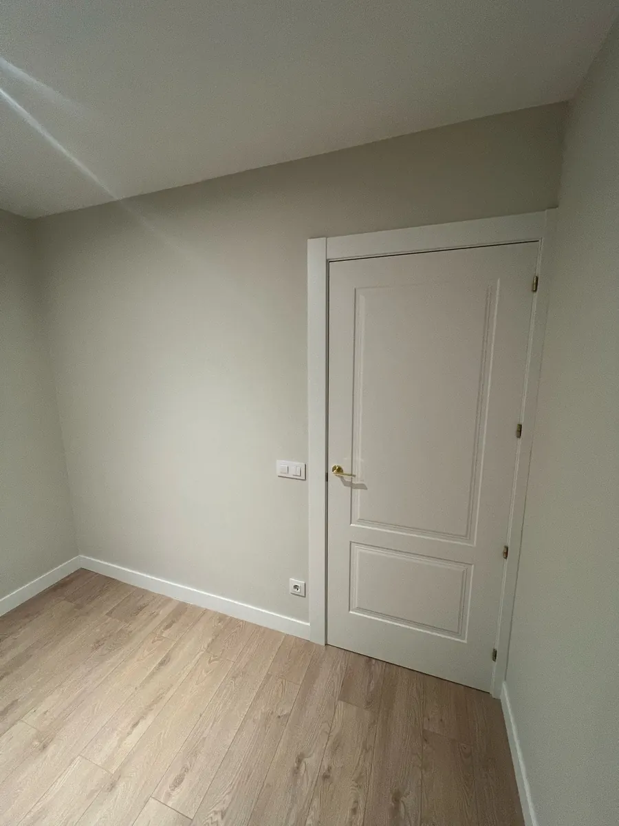 Trabajo realizado por Karpintec: puertas lacadas en blanco